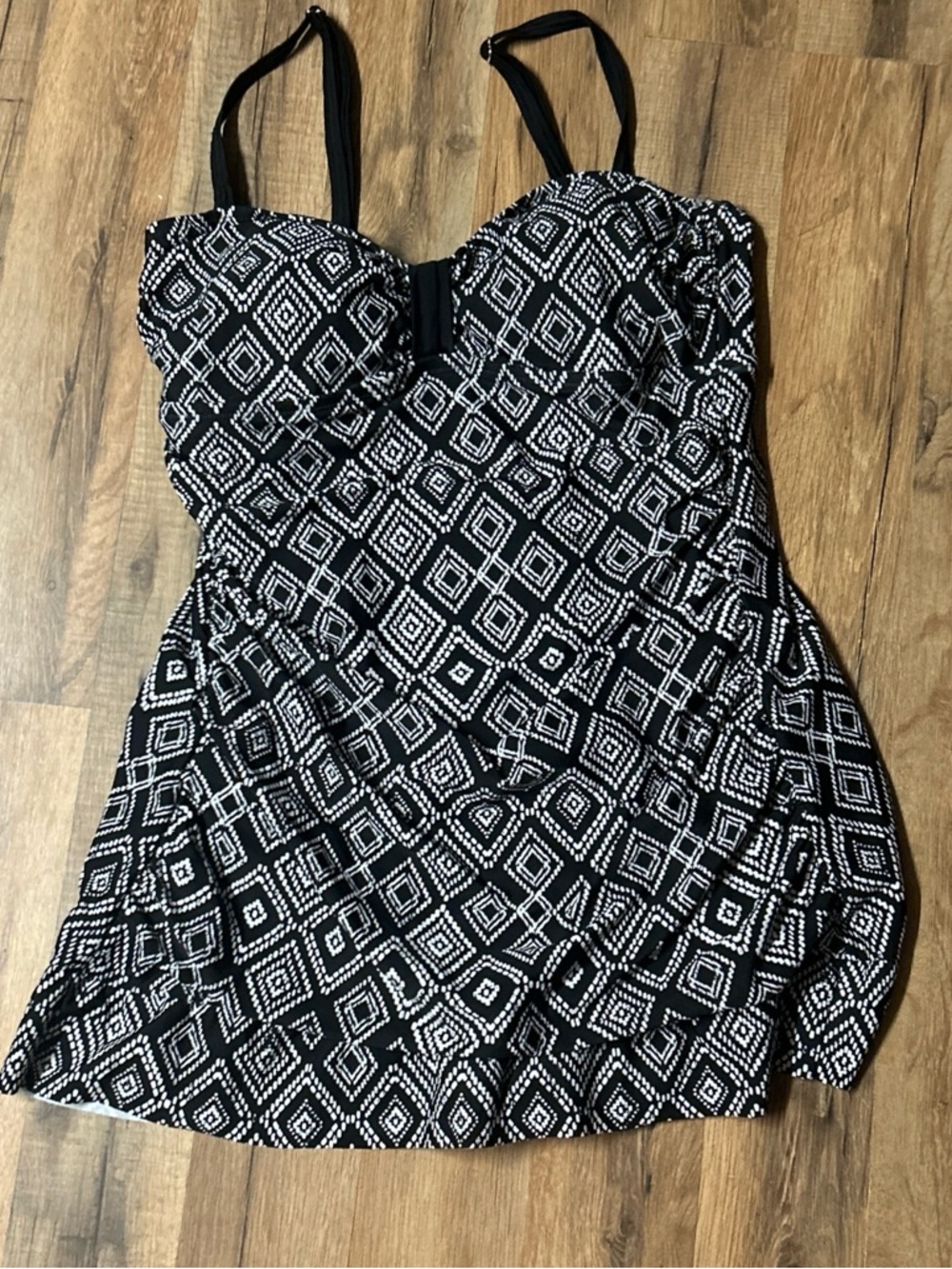 SWEET ESCAPES FULL COVERAGE WOMENS BLACK AND WHITE SWIM SUIT  Swim Dress Size 14